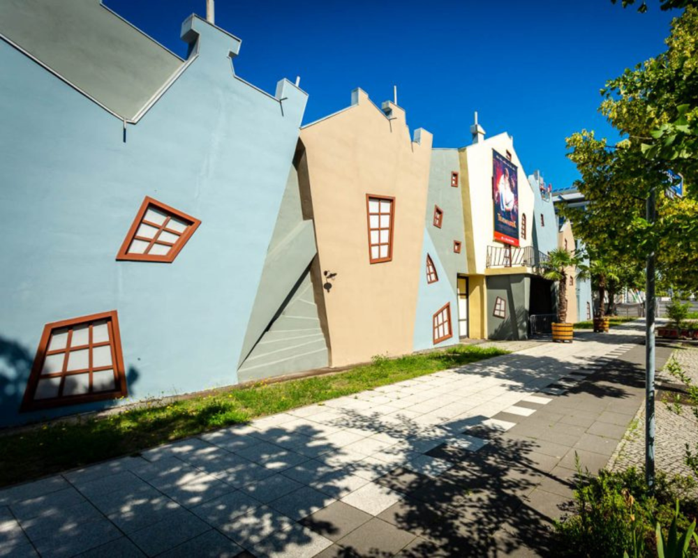 Expressionistisch Hauswand in Blau und Gelb