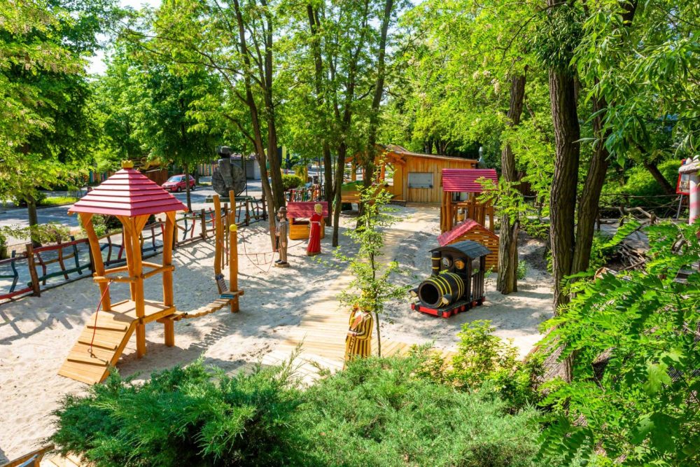 Holz-Spielplatz mit Elementen aus 