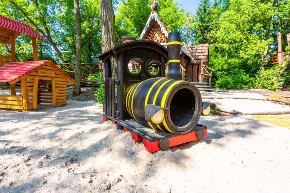 Holz-Spielplatz mit Lokomotive aus 
