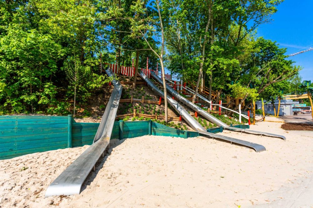 Holz-Spielplatz mit Rutschen