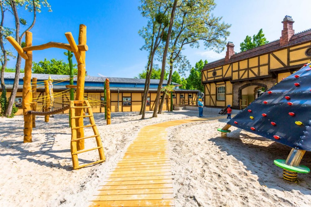 Holz-Spielplatz mit Motiven aus 