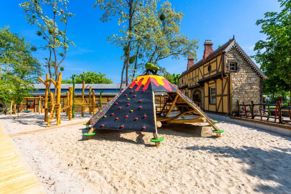 Holz-Spielplatz mit Motiven aus 