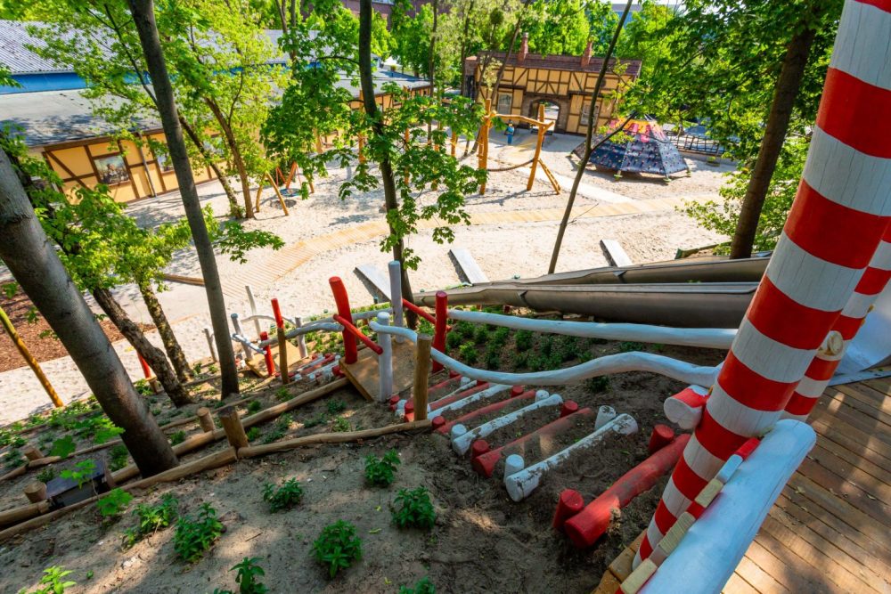 Holz-Spielplatz mit Lokomotive aus 