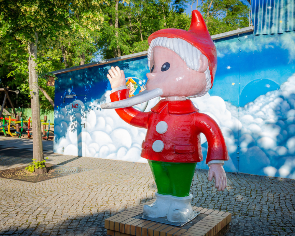 Bunte Statue von einem winkenden Sandmann