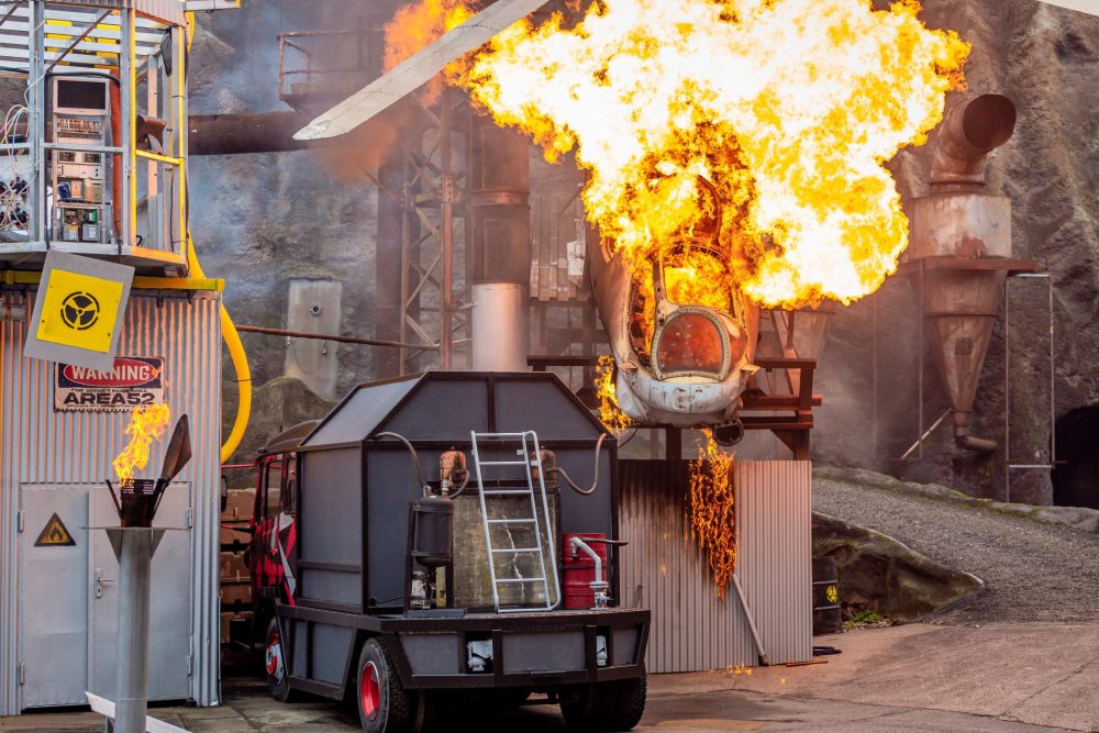 Explosion und ein Helikopter in Flammen