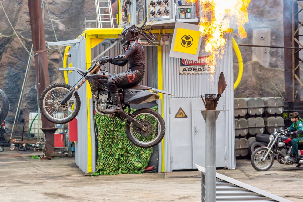 Stunt Sprung mit einem Motorrad