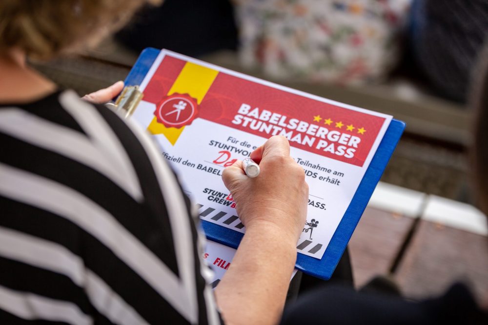 einer Person über die Schulter schauend, wie ein Stuntpass ausgestellt wird