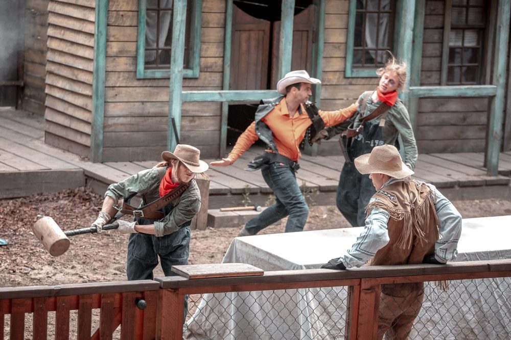 Banditen und Cowboys in einer Schlägerei