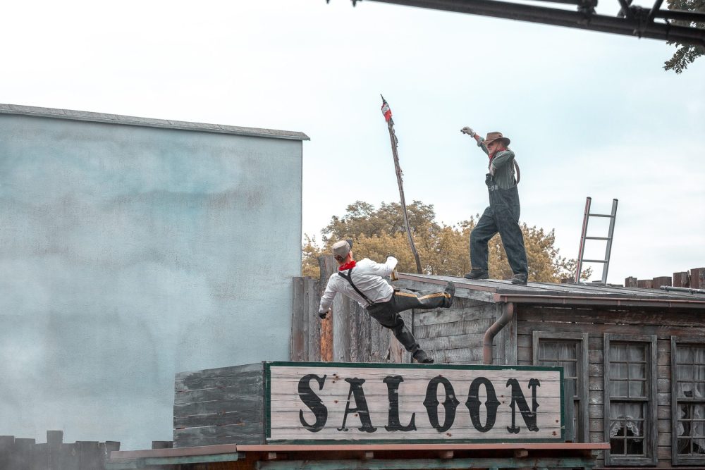 Soldat und Cowboy auf dem Dach eines Saloons