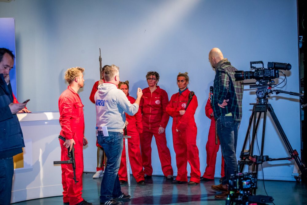 verkleidete Gruppe wird instruiert, wie die Szene weitergeht nach Script