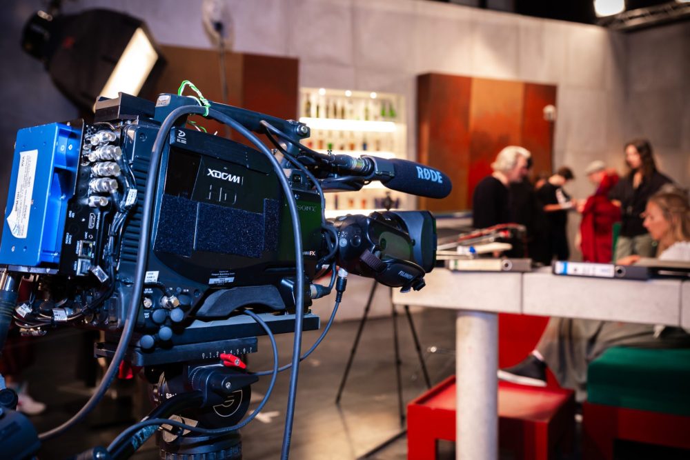 eine Kamera ist auf eine Szene gerichtet und warte auf Drehstart