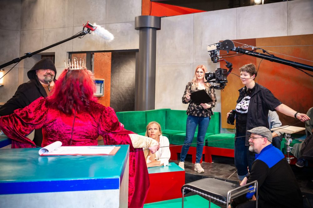 eine Standaufnahme einer Szene mit Blick auf die Personen hinter der Kamera