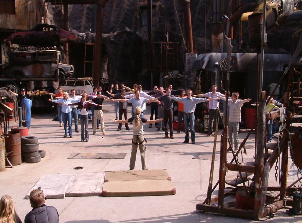 eine Gruppe wird in der Vulkan-Arena sportlich eingewiesen