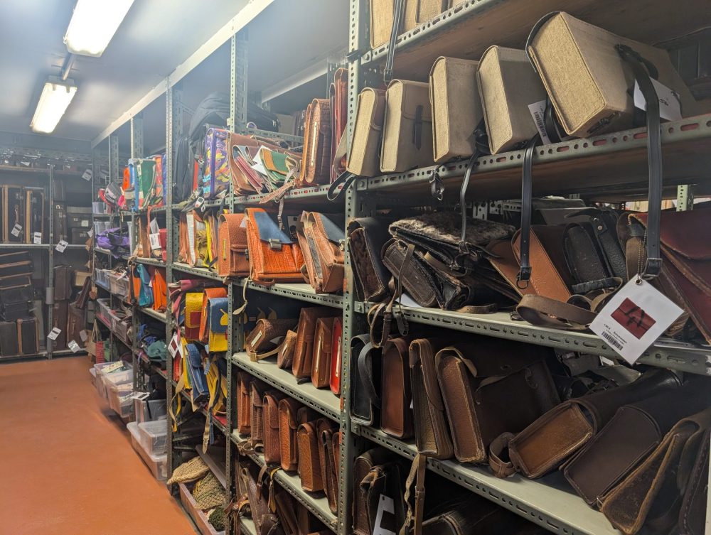 Viele Taschen aus verschiedenen Zeiten in einem langen Regal