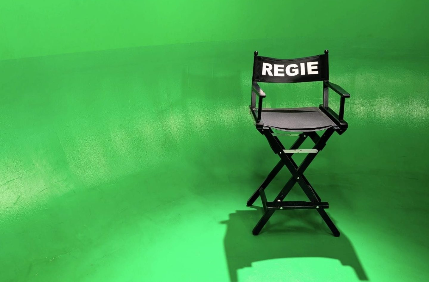 Regiestuhl vor Greenscreen