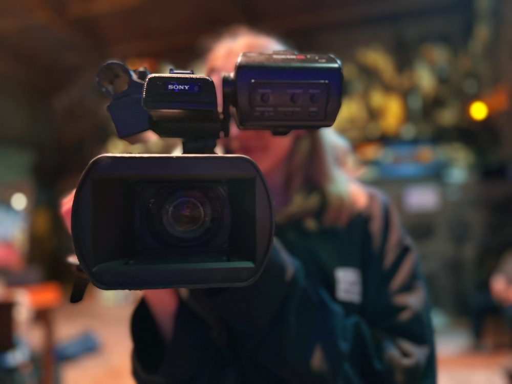 Person hält eine Kamera