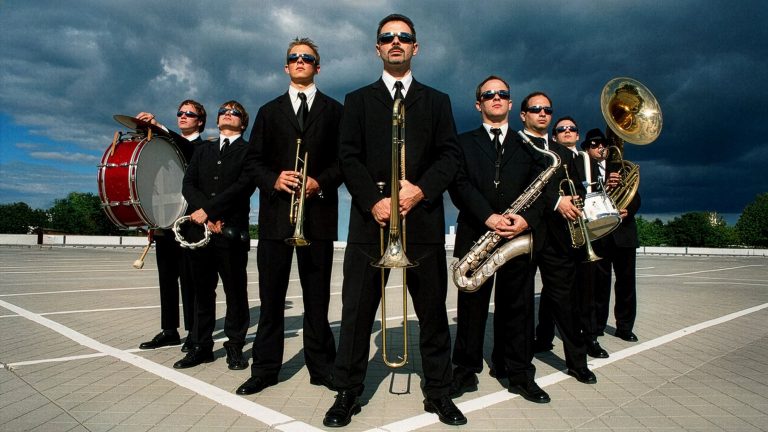 band-men-in-blech_by-Wassilij-Goron_upscaled